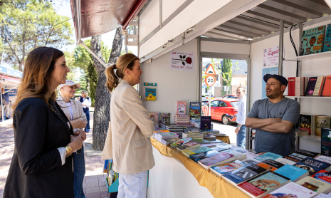 La alcaldesa en una edición anterior de la Feria del Libro