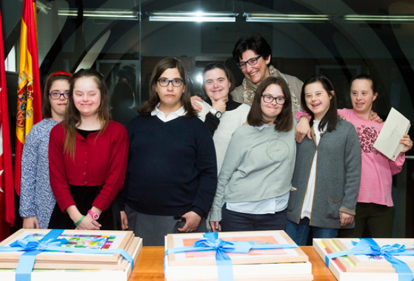 Alumnos del taller de pintura del Espacio para el Ocio junto a la alcaldesa de Pozuelo, Susana Pérez Quislant