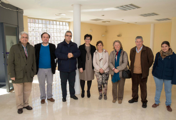 La alcaldesa de Pozuelo, Susana Pérez Quislant, acompaña a los representantes de La Poza a las nuevas instalaciones