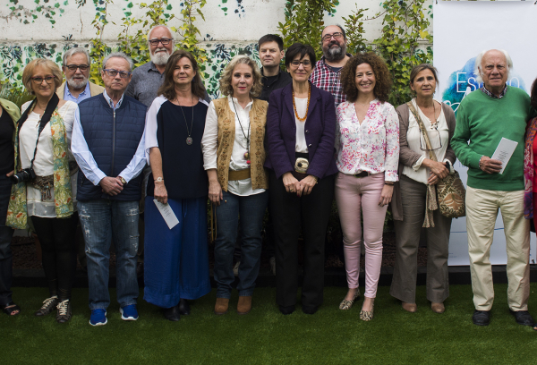 La alcaldesa con Manuela Picó, la comisaria y otros artistas del municipio