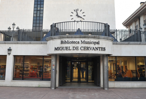 Fachada de la Biblioteca Miguel de Cervantes