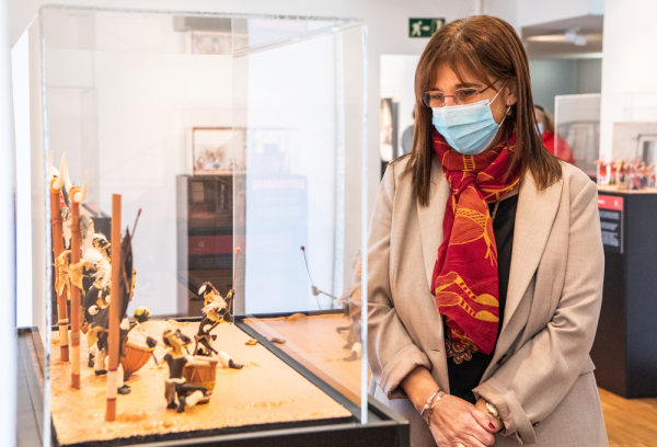 La alcaldesa Susana Pérez Quislant visita la exposición: Plastihistoria de la música 