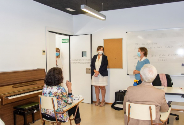 La alcaldesa de Pozuelo, Susana Pérez Quislant, en una visita a la Escuela de Música