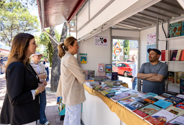 La alcaldesa en una edición anterior de la Feria del Libro