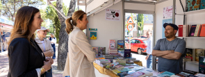 La alcaldesa en una edición anterior de la Feria del Libro